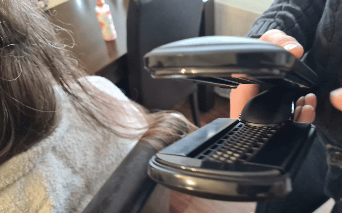 Die Heizplatten des GHD Duet Styler Haarstylers sind zu sehen